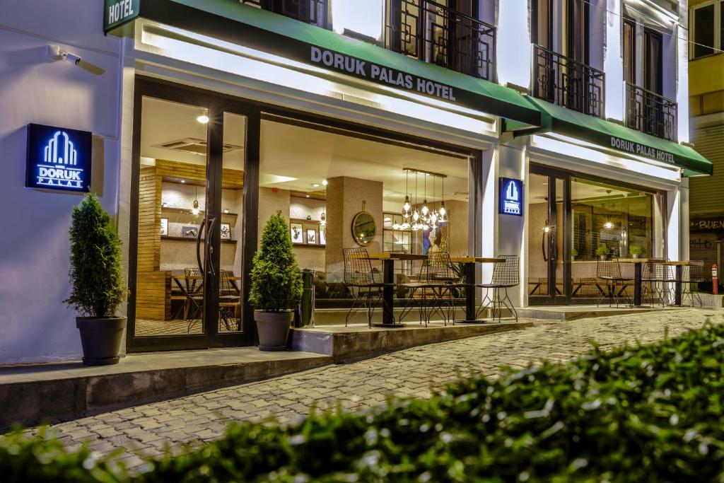 à l'avant d'une pharmacie avec des tables et des chaises dans l'établissement DORUK PALAS HOTEL, à Istanbul