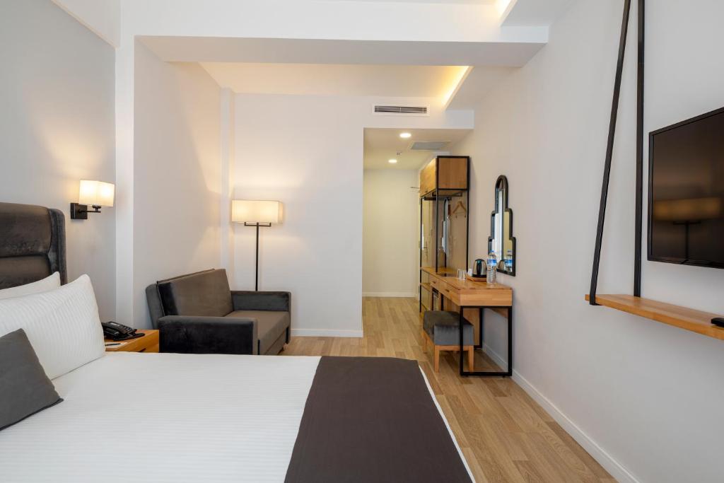 TV a/nebo společenská místnost v ubytování DORUK PALAS HOTEL