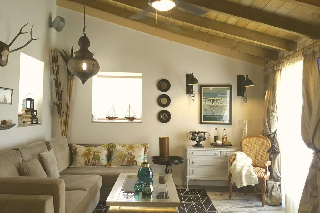 a living room with a couch and a table at EL CIPRÉS DE PRADO in Castrelo de Miño