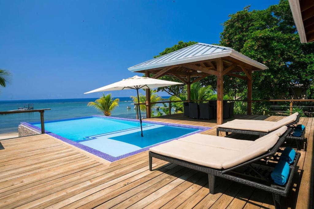 Bazén v ubytování Vivaro Roatan Beachfront nebo v jeho okolí