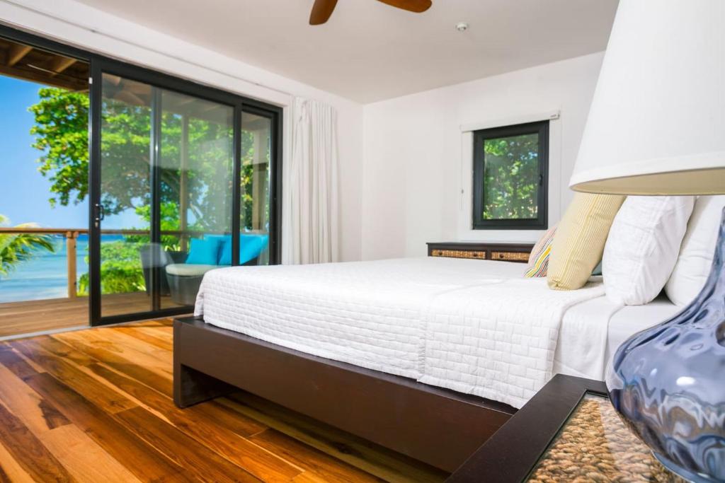 Postel nebo postele na pokoji v ubytování Vivaro Roatan Beachfront