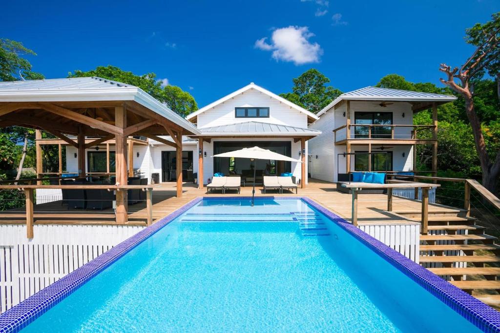 Bazén v ubytování Vivaro Roatan Beachfront nebo v jeho okolí