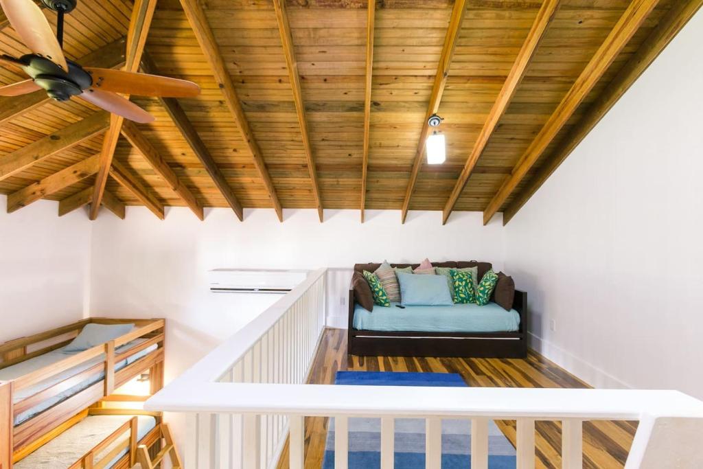 Postel nebo postele na pokoji v ubytování Vivaro Roatan Beachfront