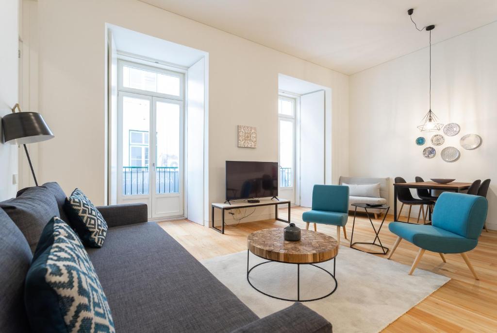 een woonkamer met een bank en een tafel bij FLH Chiado Modern Apartment in Lissabon