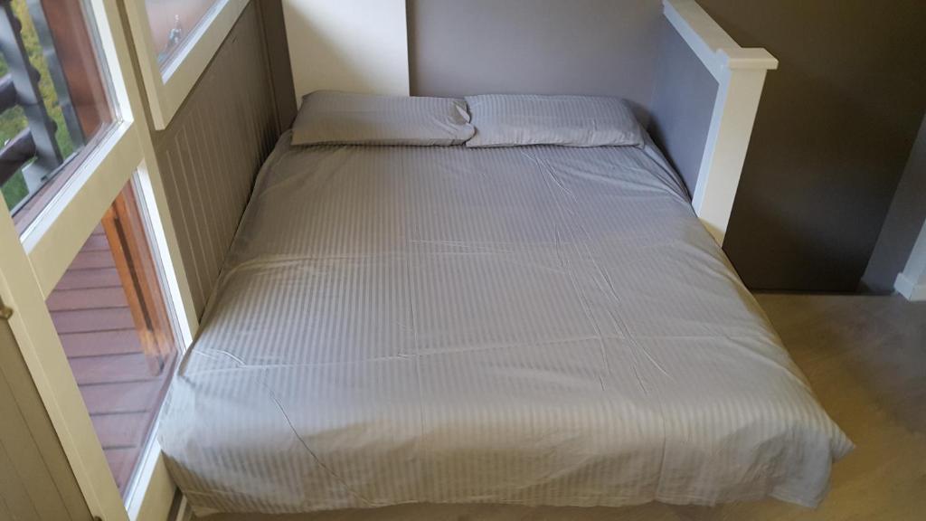 A bed or beds in a room at La Coquille