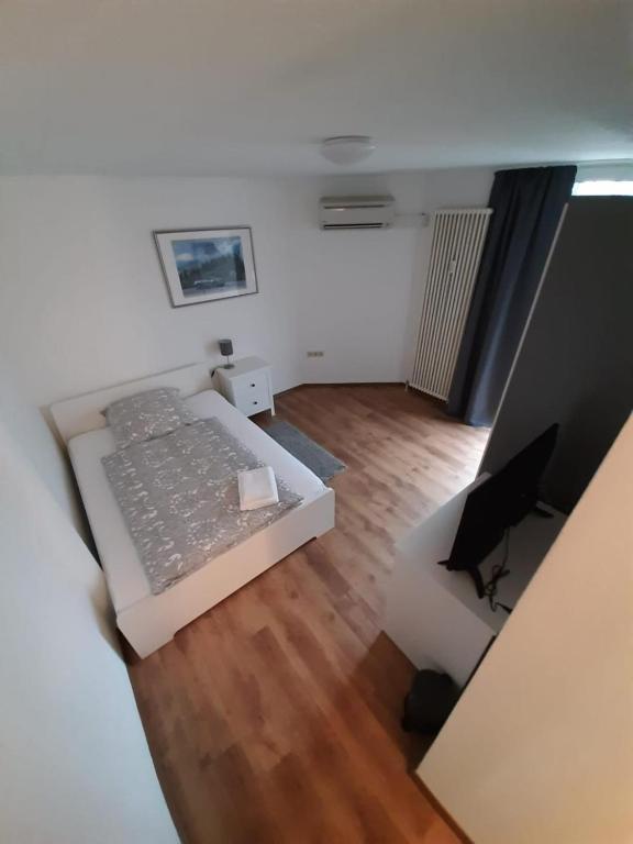 1 dormitorio con cama, escritorio y ordenador en Sophies Apartment, en Stuttgart