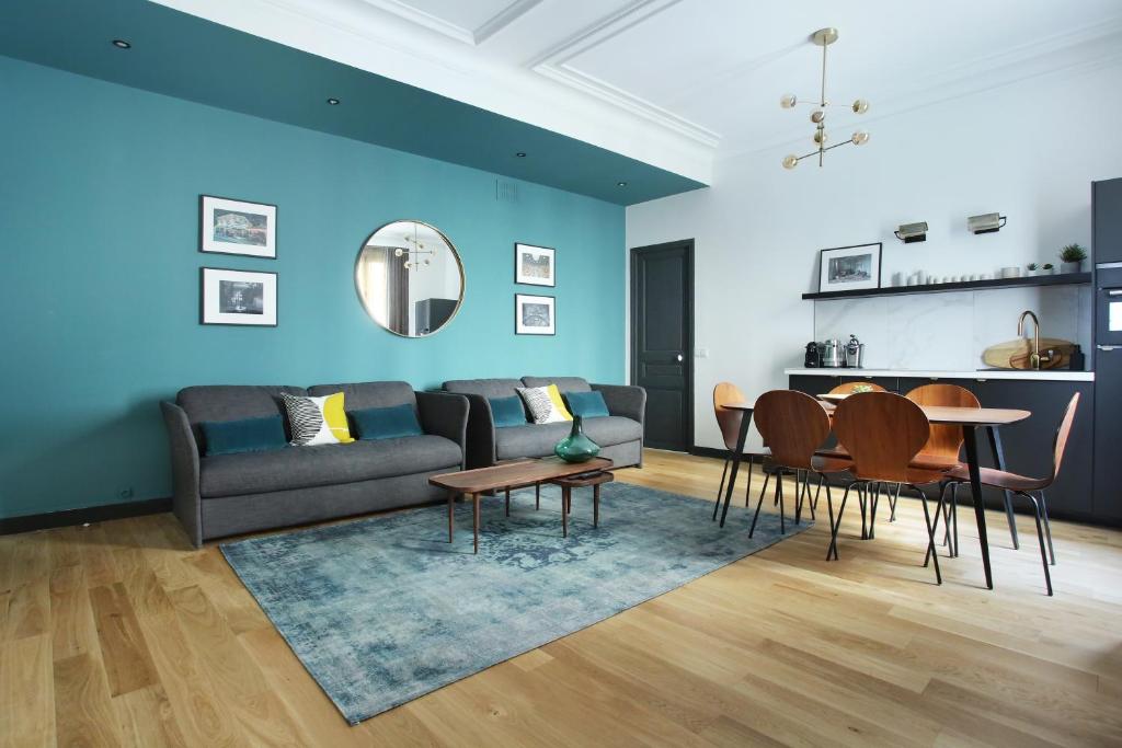- un salon avec un canapé et une table dans l'établissement Apartment Champ de Mars - Tour Eiffel by Studio prestige, à Paris