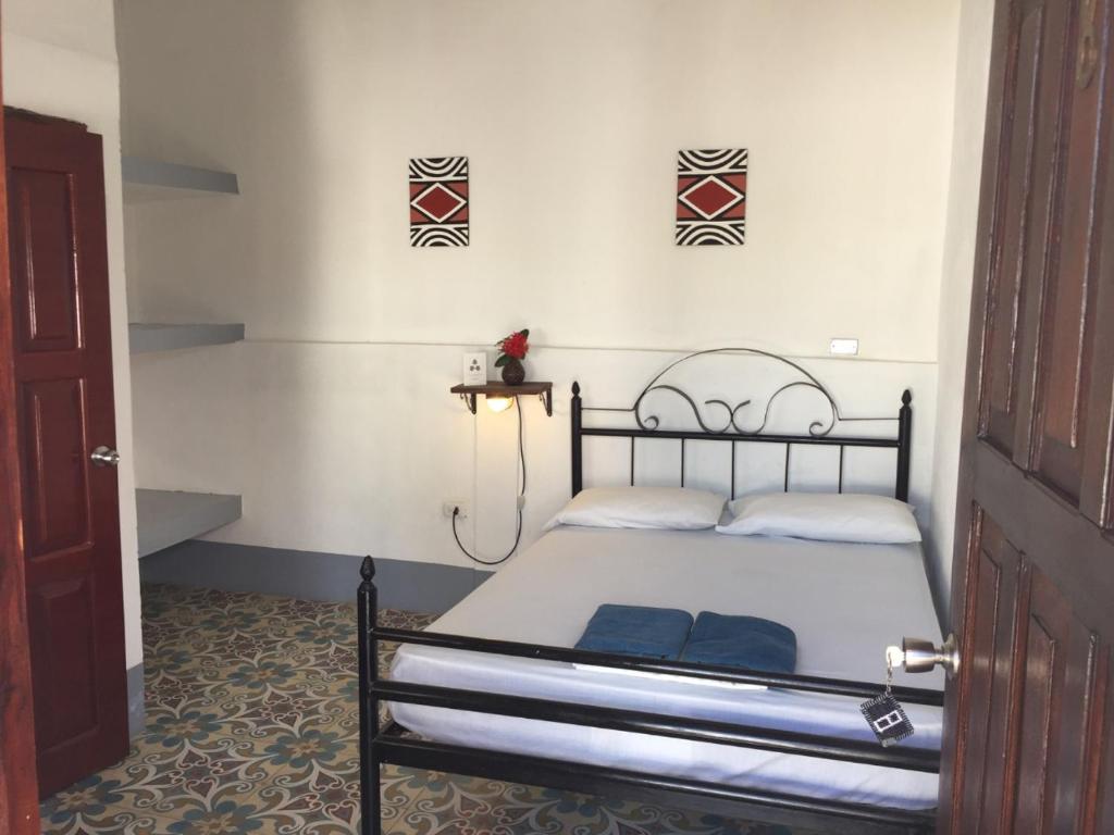 a bedroom with a bed in a room at Hostal La Tortuga Booluda in León