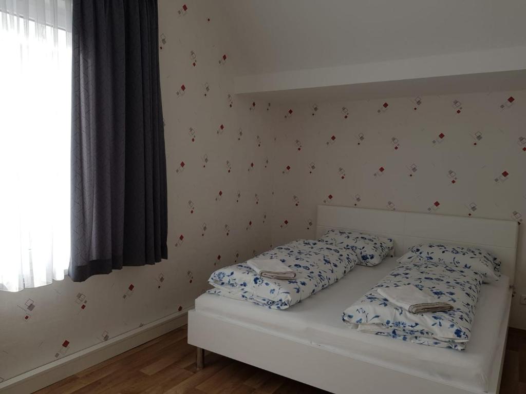 - un lit avec 2 oreillers dans une chambre dans l'établissement Gartenblick, à Oldenbourg