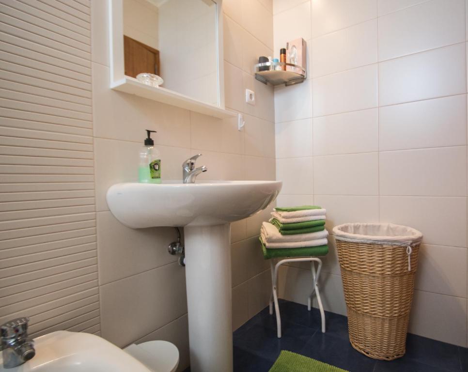 un baño con lavabo e inodoro en Casa da Avó - Vila do Porto, en Vila do Porto
