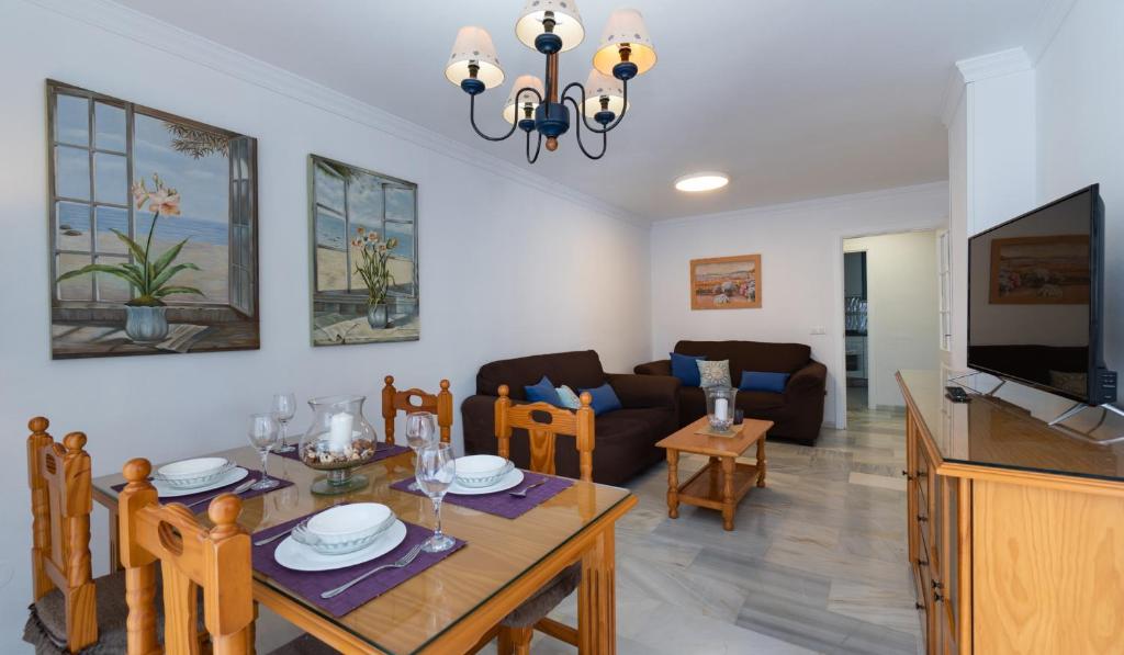 Posezení v ubytování Holidays & Homes I Benalmádena Playa, piscinas ,relax