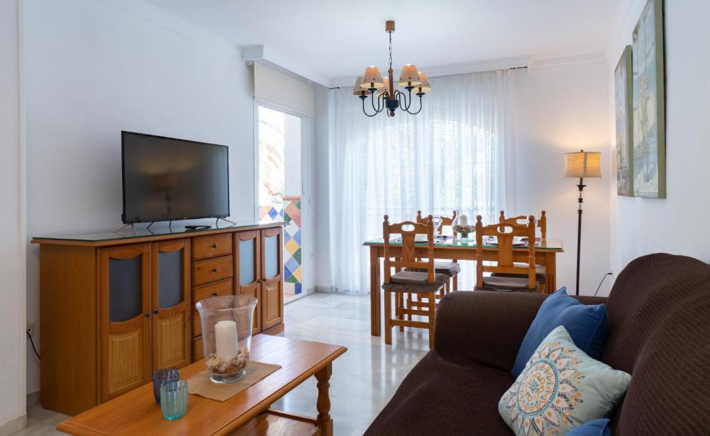 TV a/nebo společenská místnost v ubytování Holidays & Homes I Benalmádena Playa, piscinas ,relax