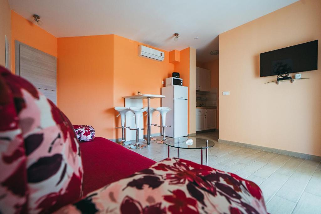a living room with a couch and a tv at Villa Promajna 5 in Promajna