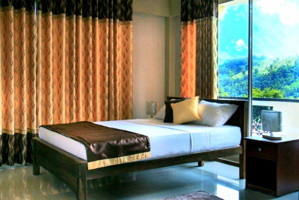 Postel nebo postele na pokoji v ubytování The Springfields Kandy Previously Madara Residence Kandy