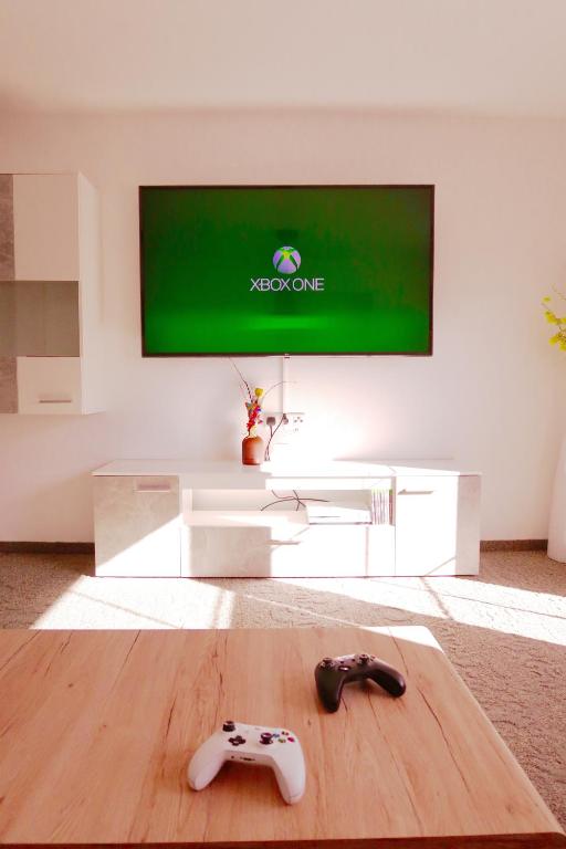 Televízia a/alebo spoločenská miestnosť v ubytovaní Apartment Ahorn View