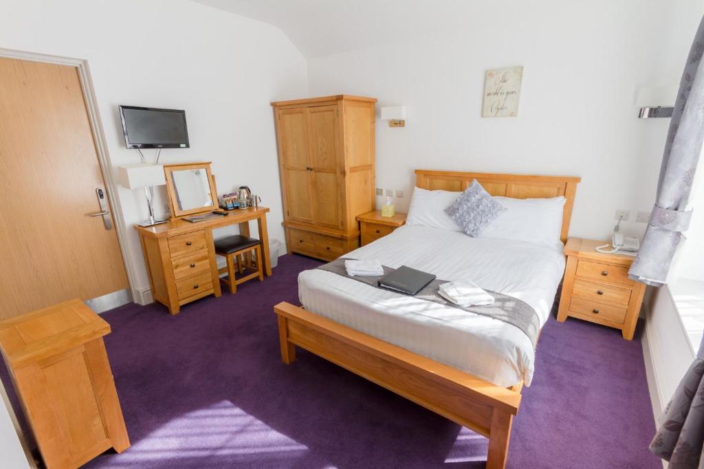 a bedroom with a bed with a laptop on it at Gwesty Seren Hotel in Blaenau-Ffestiniog