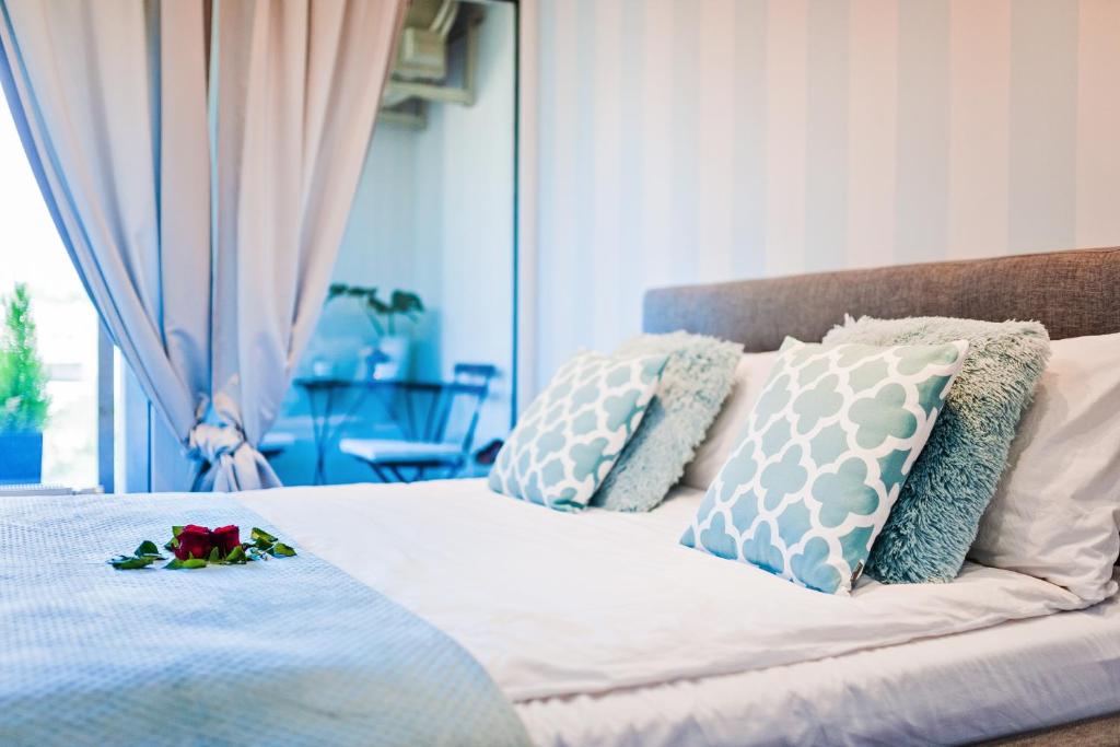Postel nebo postele na pokoji v ubytování Apartamenty Homely Place Casa Verona - Stary Rynek - Parking