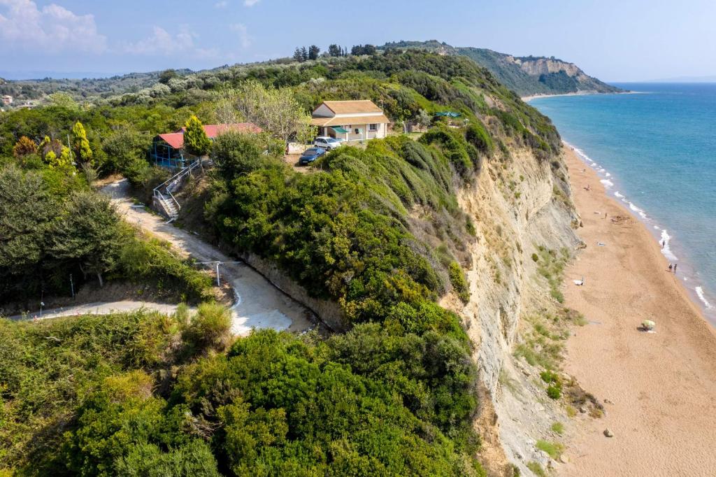 dom na klifie nad oceanem w obiekcie Anjela's village house w mieście Marathias