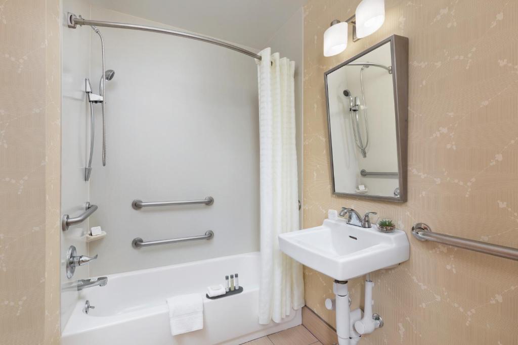 The Hotel at Fifth Avenue - 