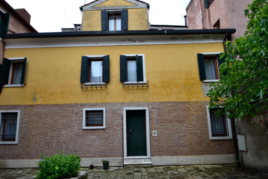 un vecchio edificio in mattoni con finestre e porta di come a casa tua dietro piazza San Marco a Venezia