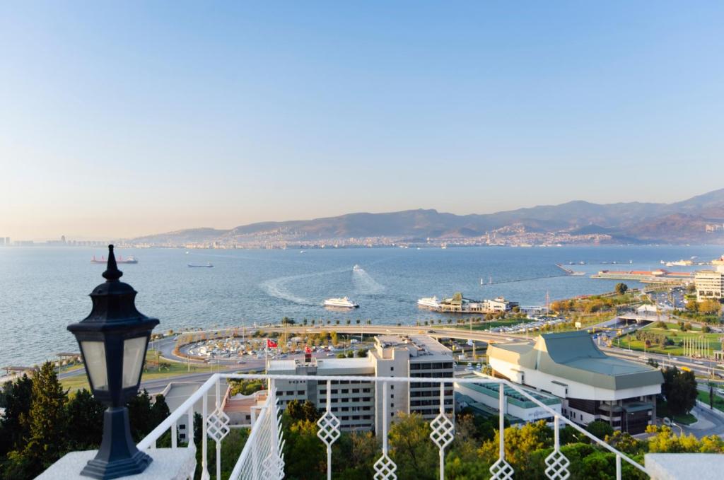 uitzicht op een stad en een waterlichaam bij Büyük Konak İzmir in Izmir