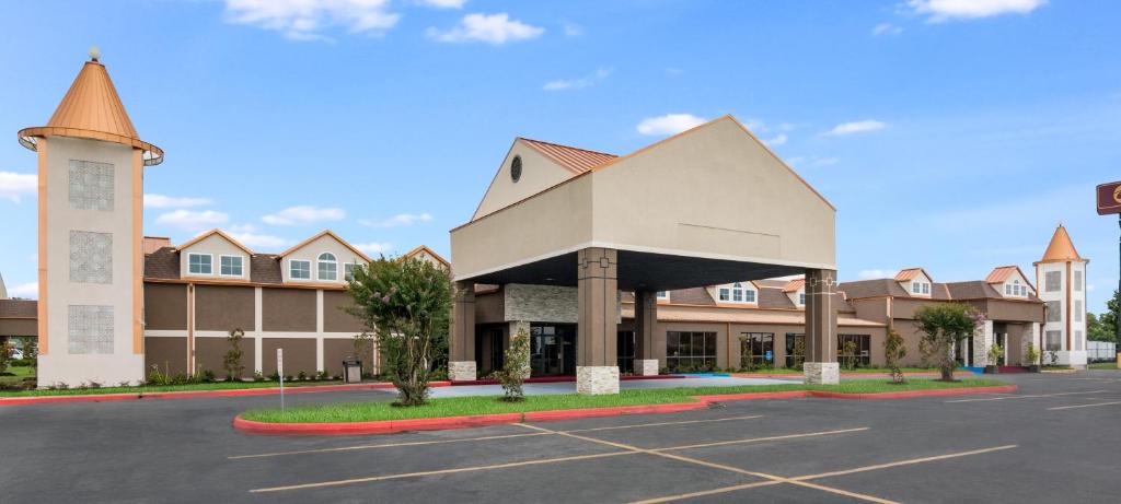 ein Parkplatz vor einem großen Gebäude in der Unterkunft LeBossier Hotel in Bossier City