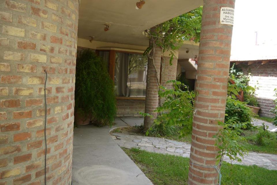 una casa in mattoni con pilastro e marciapiede di SOL PATAGONICO a Playas Doradas