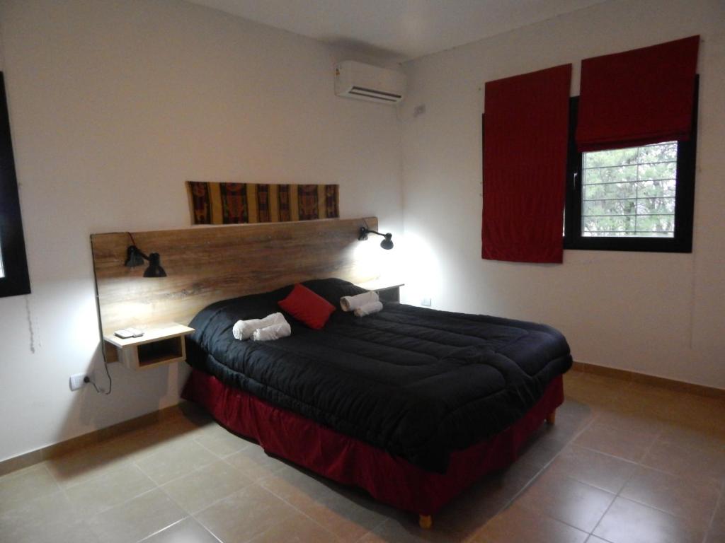 ジェルバ・ブエナにあるDepartamentos La Rinconadaのベッドルーム1室(大型ベッド1台付)
