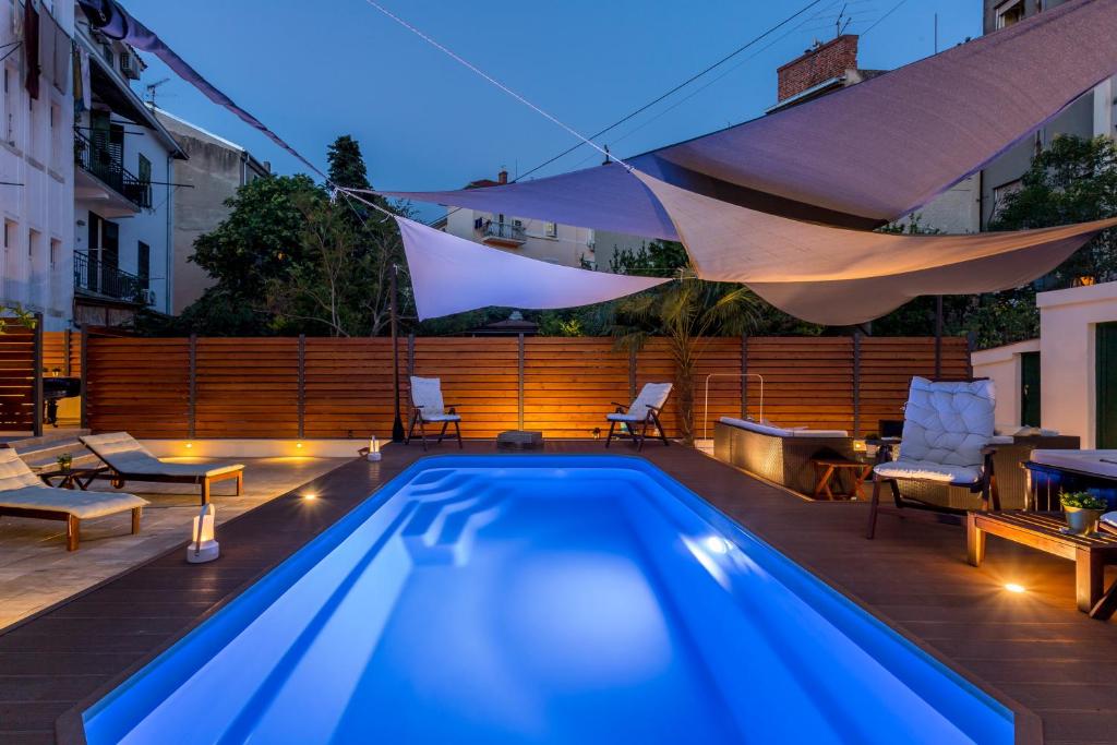 Bazén v ubytování Evala luxury rooms with pool and garden nebo v jeho okolí