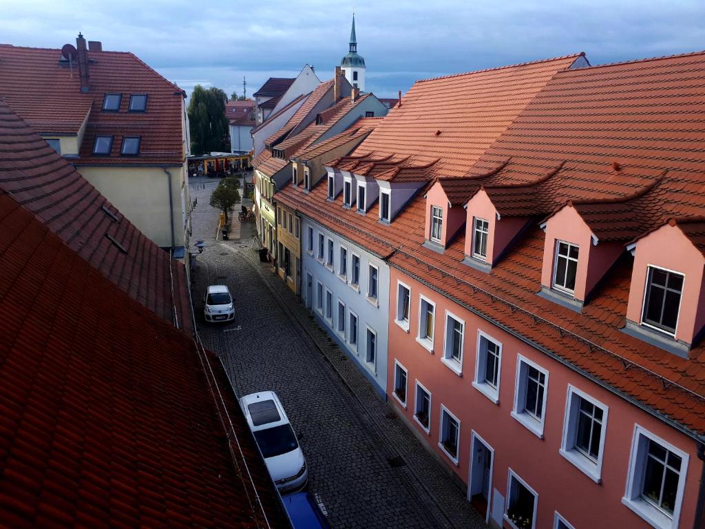 uma vista superior de uma cidade com edifícios e carros em Alte Seiferei em Hoyerswerda
