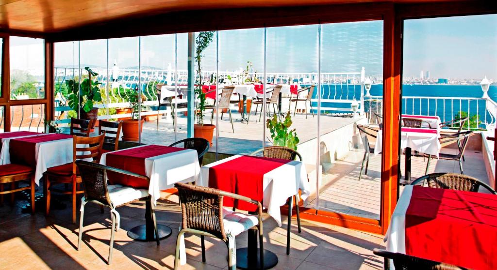 un restaurante con mesas y sillas en un balcón en Spinel Hotel - Old City, en Estambul