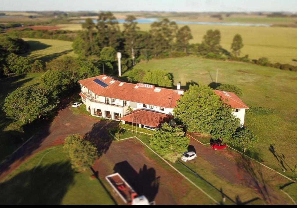 uma casa grande com um telhado vermelho num campo em Executivo Park Hotel em São Borja