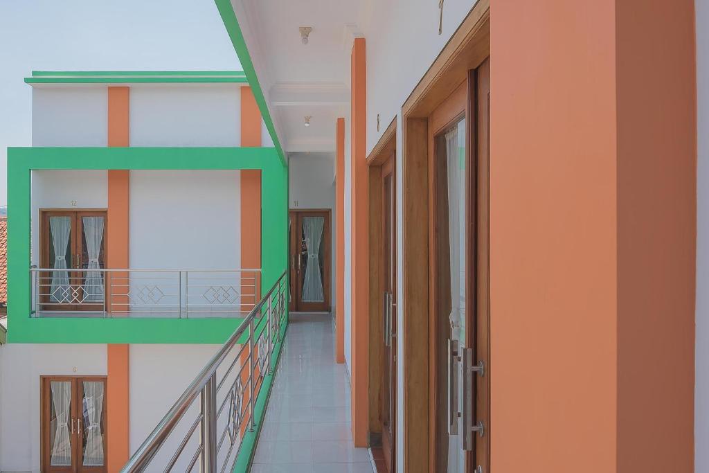 Fotografie z fotogalerie ubytování RedDoorz Plus near Alun Alun Kuningan v destinaci Kuningan