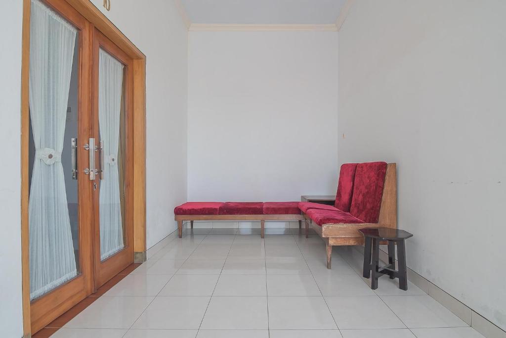 Fotografie z fotogalerie ubytování RedDoorz Plus near Alun Alun Kuningan v destinaci Kuningan