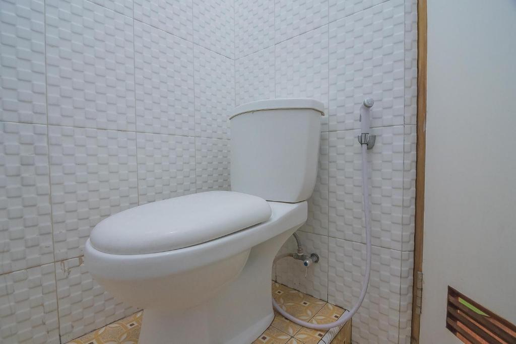 Koupelna v ubytování RedDoorz Plus near Alun Alun Kuningan