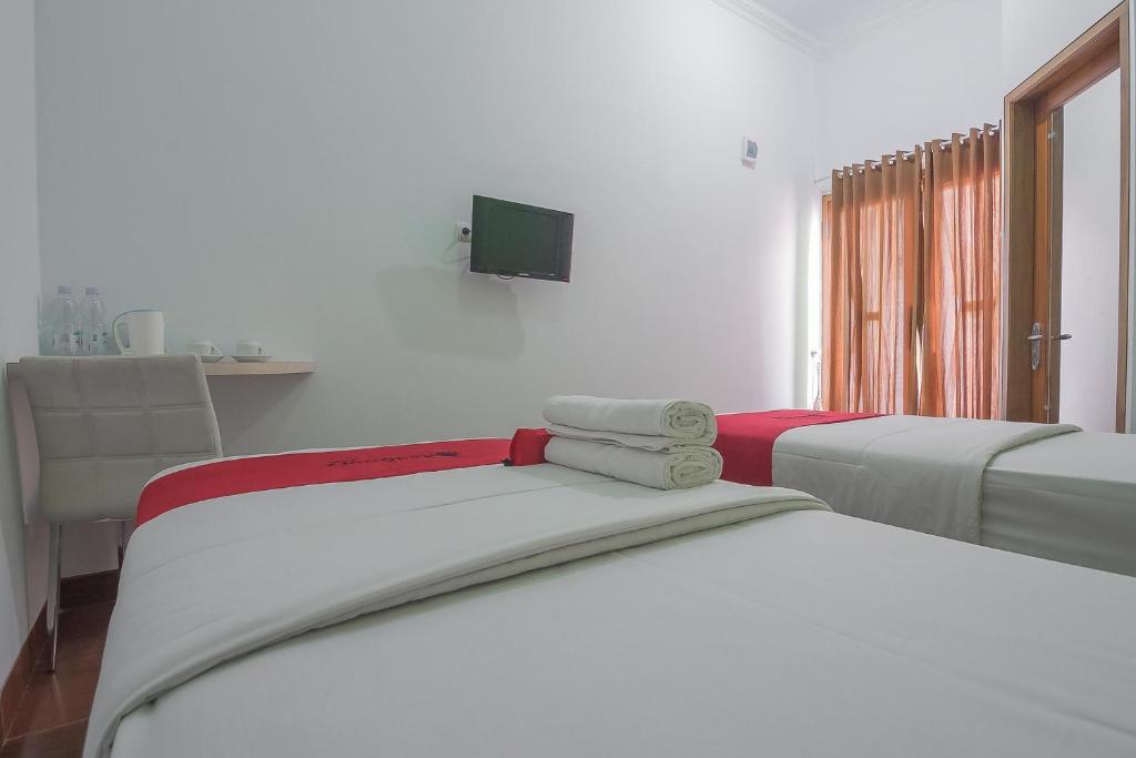 Postel nebo postele na pokoji v ubytování RedDoorz Plus near Alun Alun Kuningan