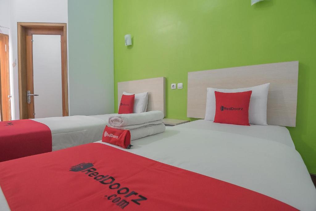 Postel nebo postele na pokoji v ubytování RedDoorz Plus near Alun Alun Kuningan