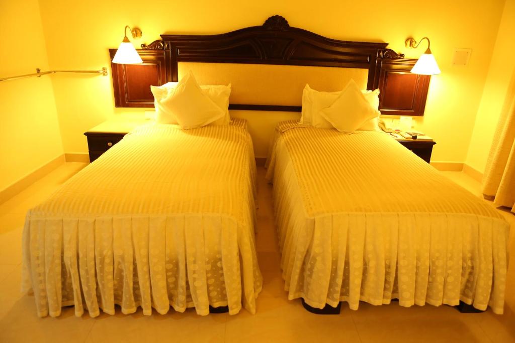 Postel nebo postele na pokoji v ubytování Hotel Airlink Castle