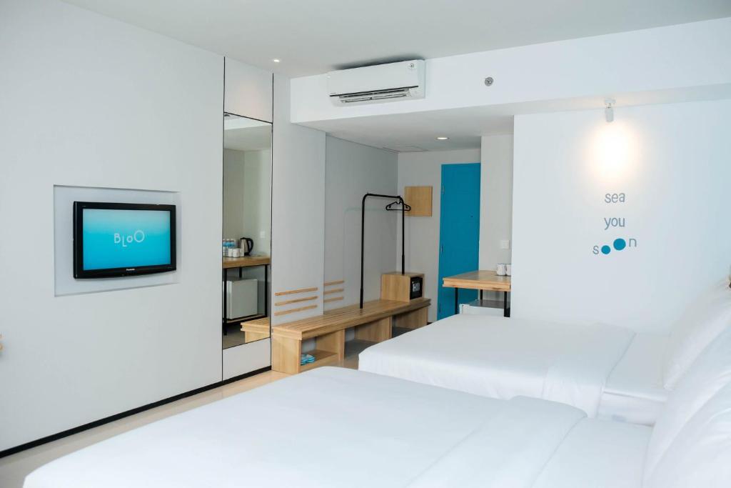 Postel nebo postele na pokoji v ubytování Bloo Bali Hotel