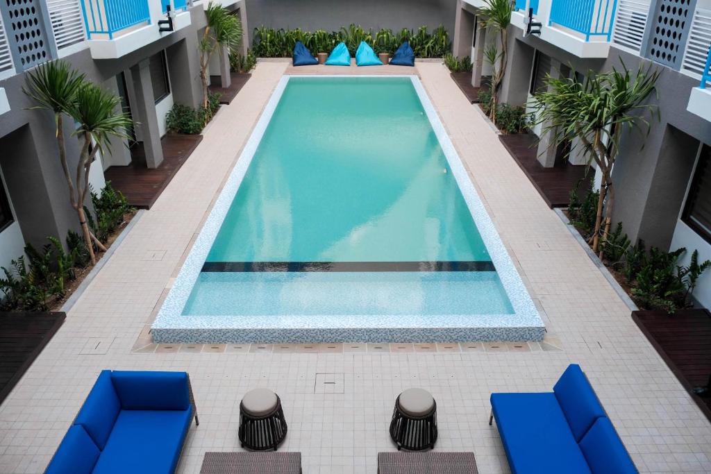 Bazén v ubytování Bloo Bali Hotel nebo v jeho okolí