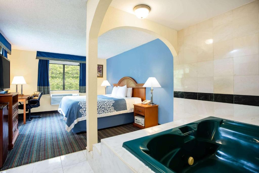 Postel nebo postele na pokoji v ubytování Days Inn by Wyndham Runnemede Philadelphia Area