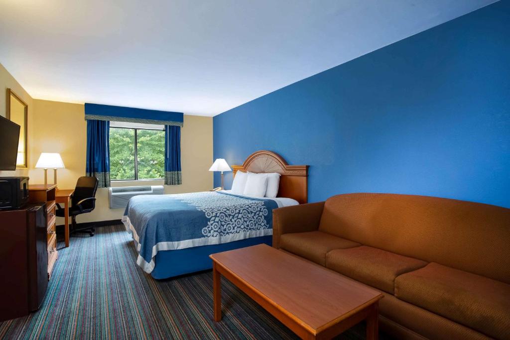 Postel nebo postele na pokoji v ubytování Days Inn by Wyndham Runnemede Philadelphia Area