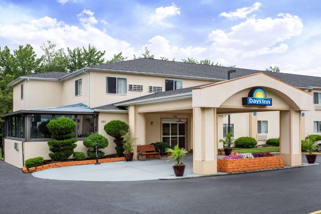 een hotel met een bord voor de herberg bij Days Inn by Wyndham Runnemede Philadelphia Area in Runnemede