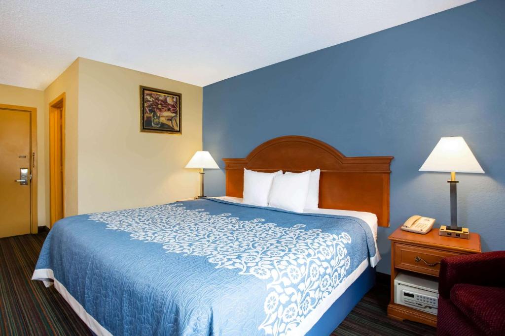 Postel nebo postele na pokoji v ubytování Days Inn by Wyndham Runnemede Philadelphia Area