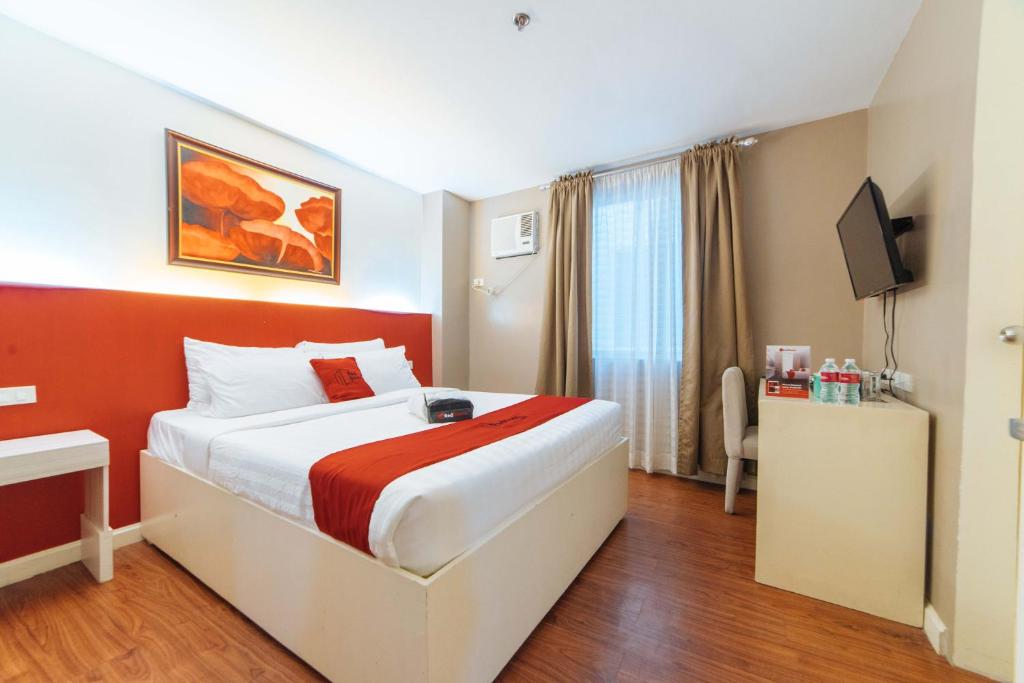 Postel nebo postele na pokoji v ubytování RedDoorz Plus at Hotel Metro Kalibo