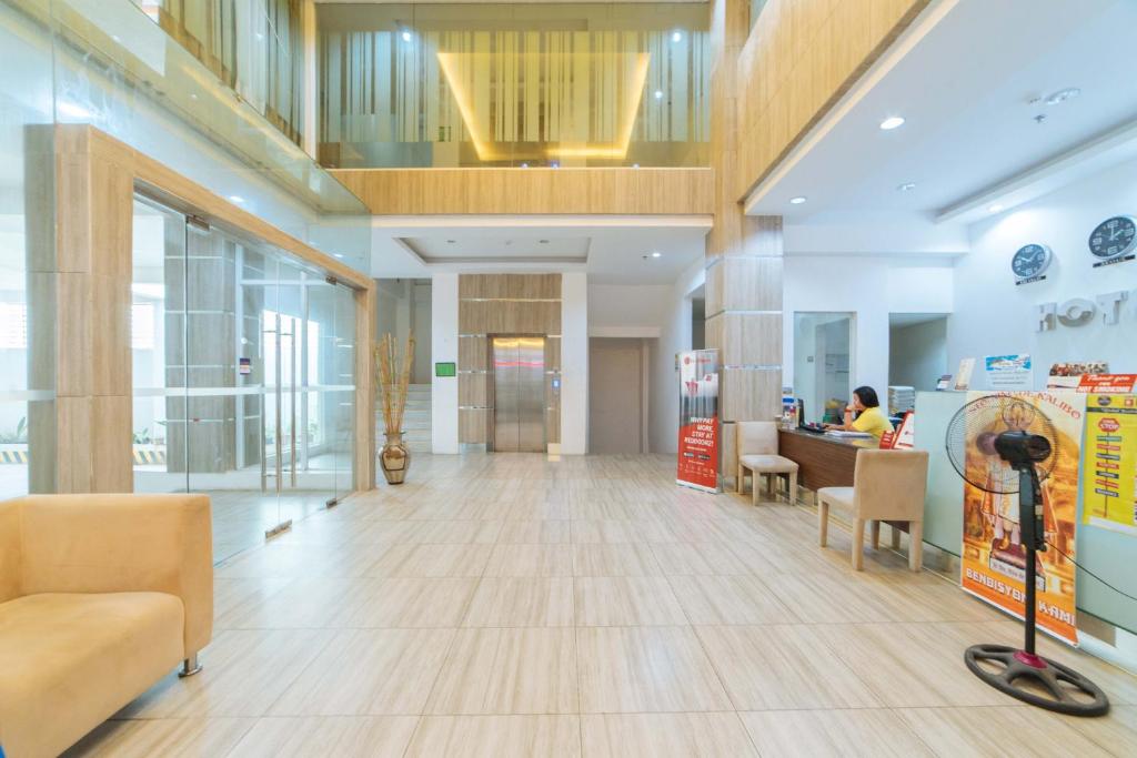 Posezení v ubytování RedDoorz Plus at Hotel Metro Kalibo