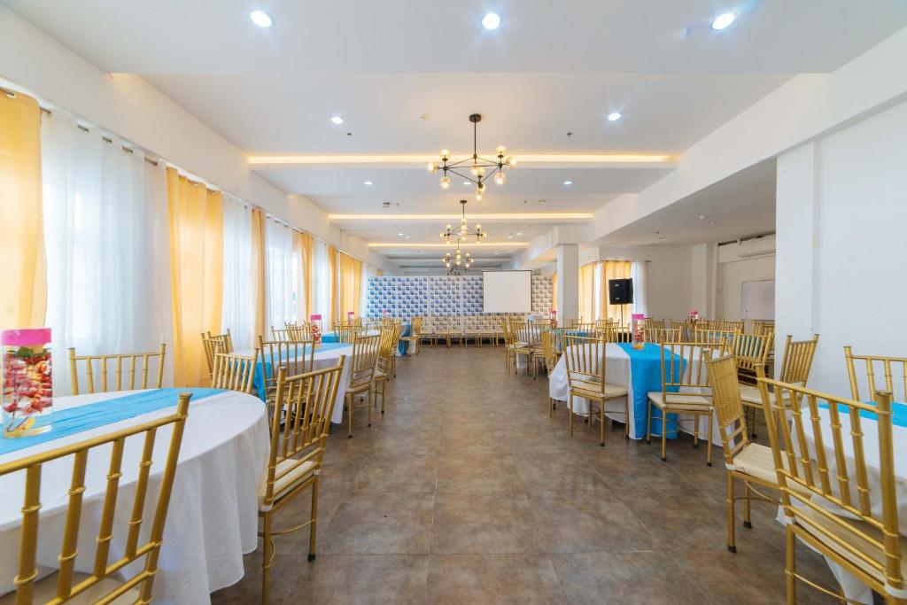 Restaurace v ubytování RedDoorz Plus at Hotel Metro Kalibo