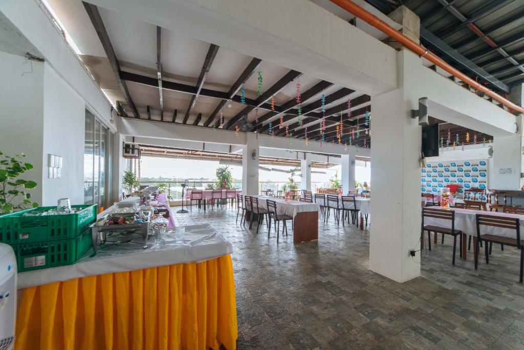 Restaurace v ubytování RedDoorz Plus at Hotel Metro Kalibo