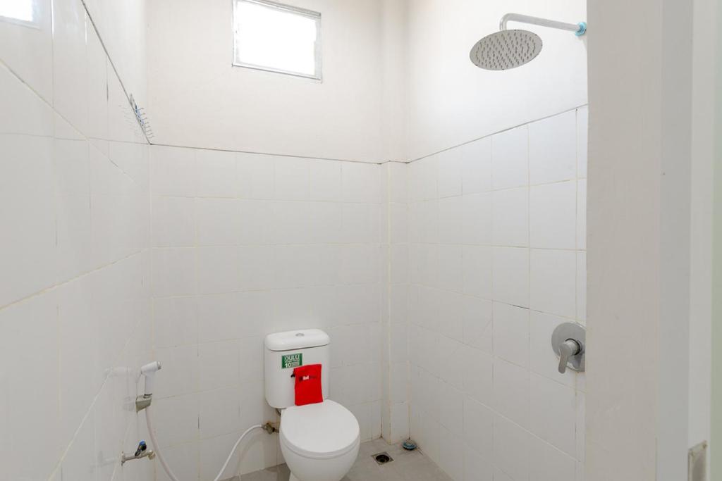 Koupelna v ubytování RedDoorz Plus Syariah @ Raya Nginden 2