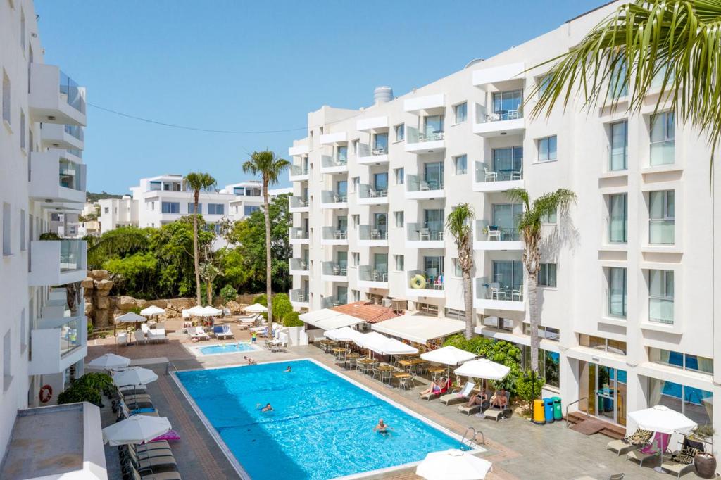 Bazén v ubytování Alva Hotel Apartments nebo v jeho okolí